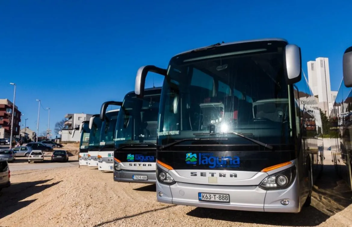 Row of Setra touring coaches with the Agencija Laguna logo.